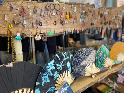 Bijoux et éventails