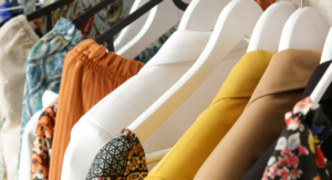 vêtements de femme sur contres blancs